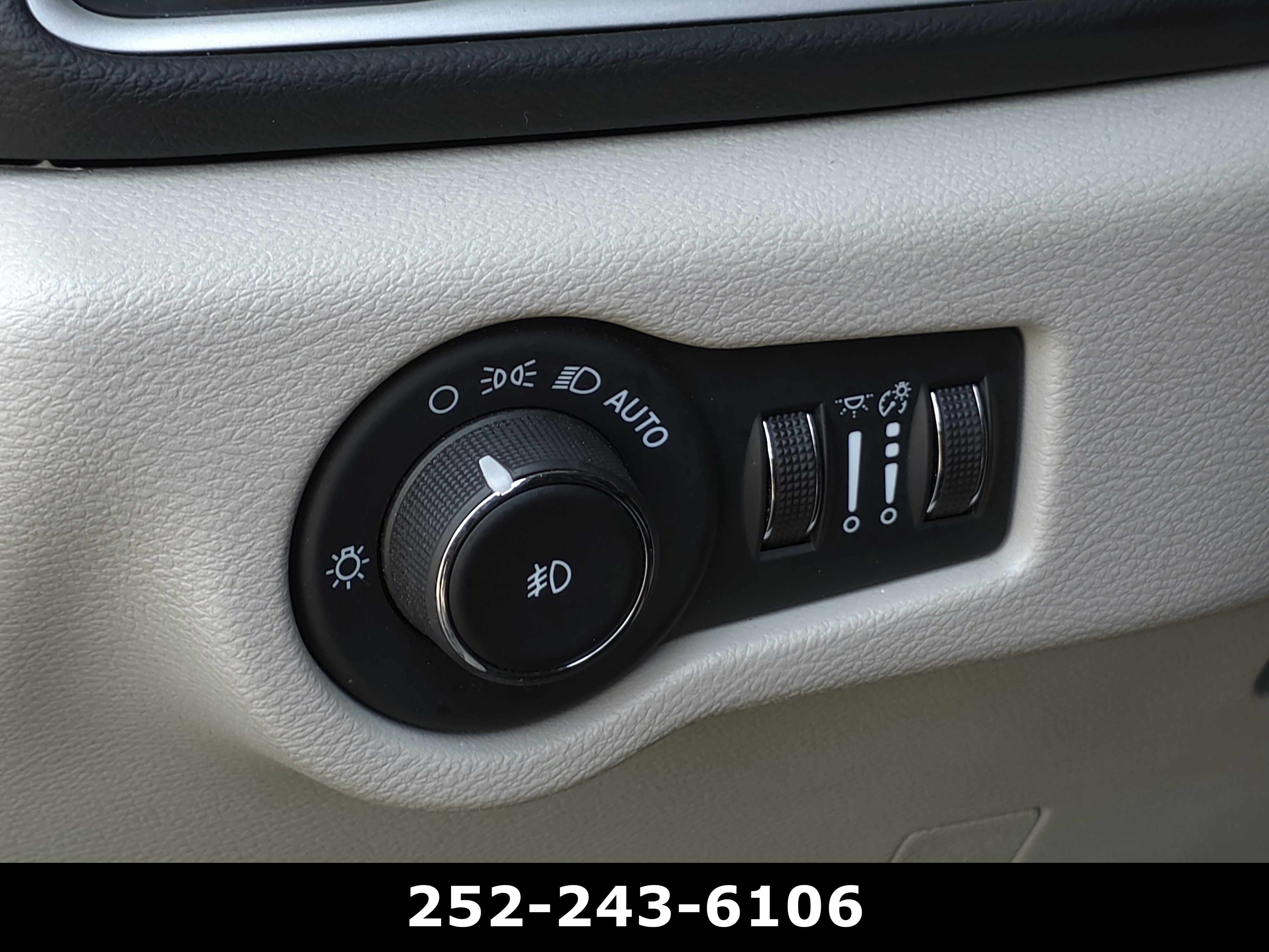 Used 2024 Chrysler Pacifica Touring-L FWD image 26
