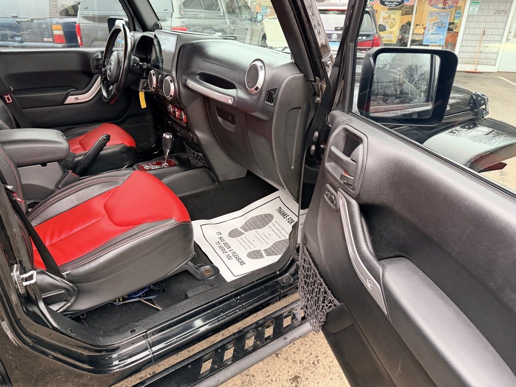 Used 2013 Jeep Wrangler Unlimited Sahara image 25