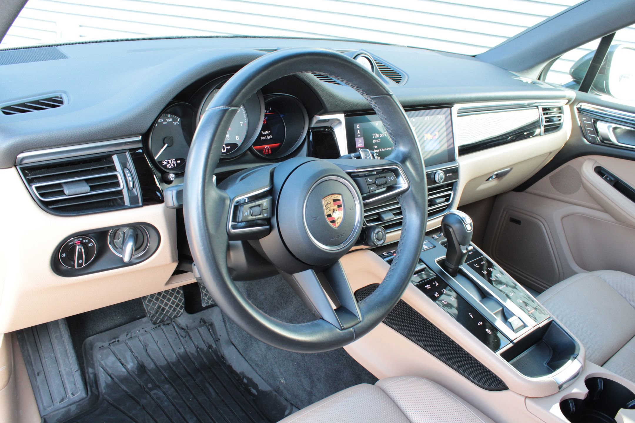 Certified 2022 Porsche Macan S image 4