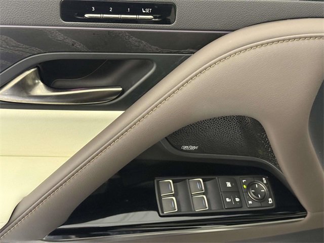 Used 2023 Lexus LX 600 4WD w/ Luxury Package image 21