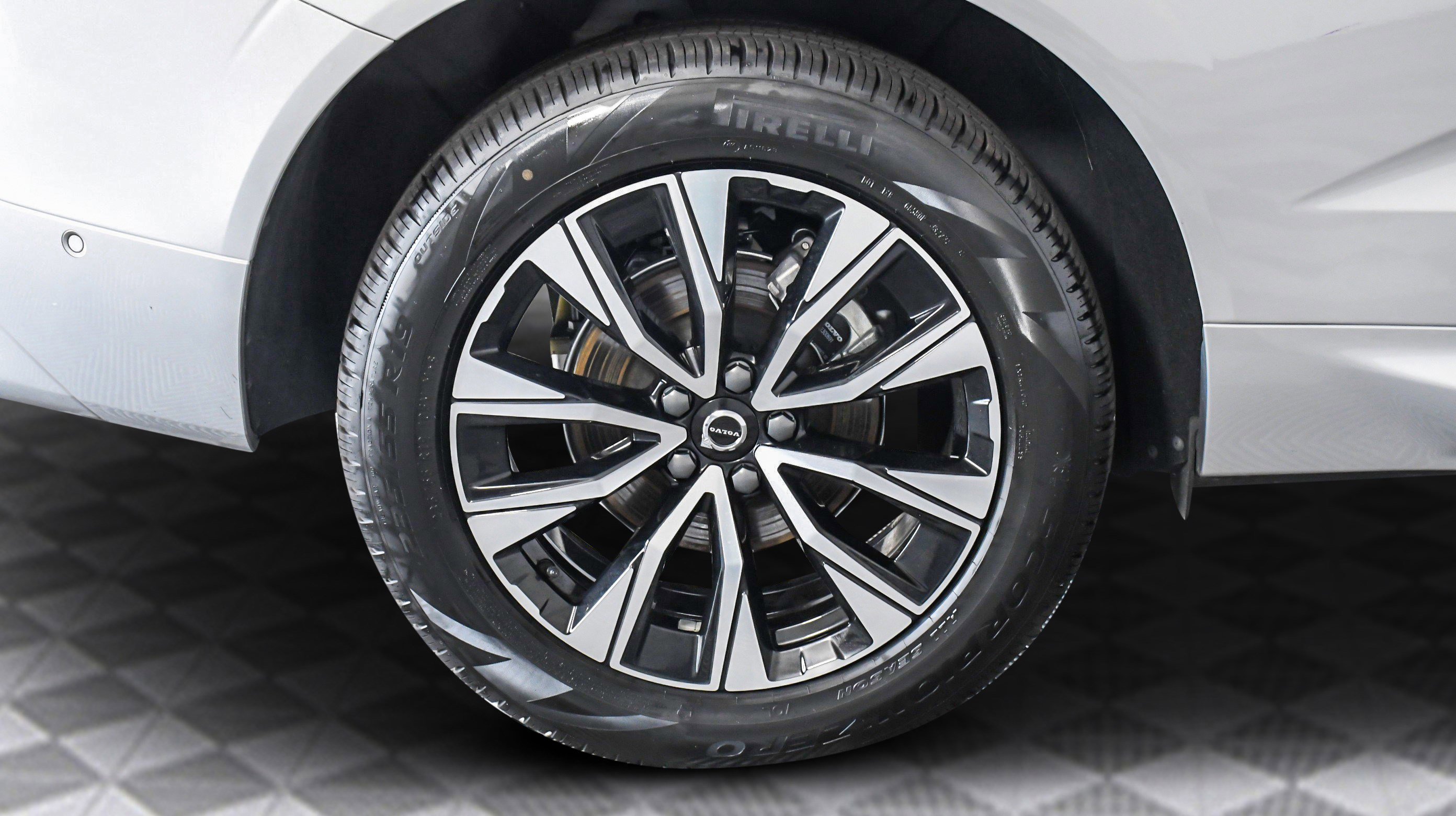 Used 2025 Volvo XC60 B5 Plus image 35