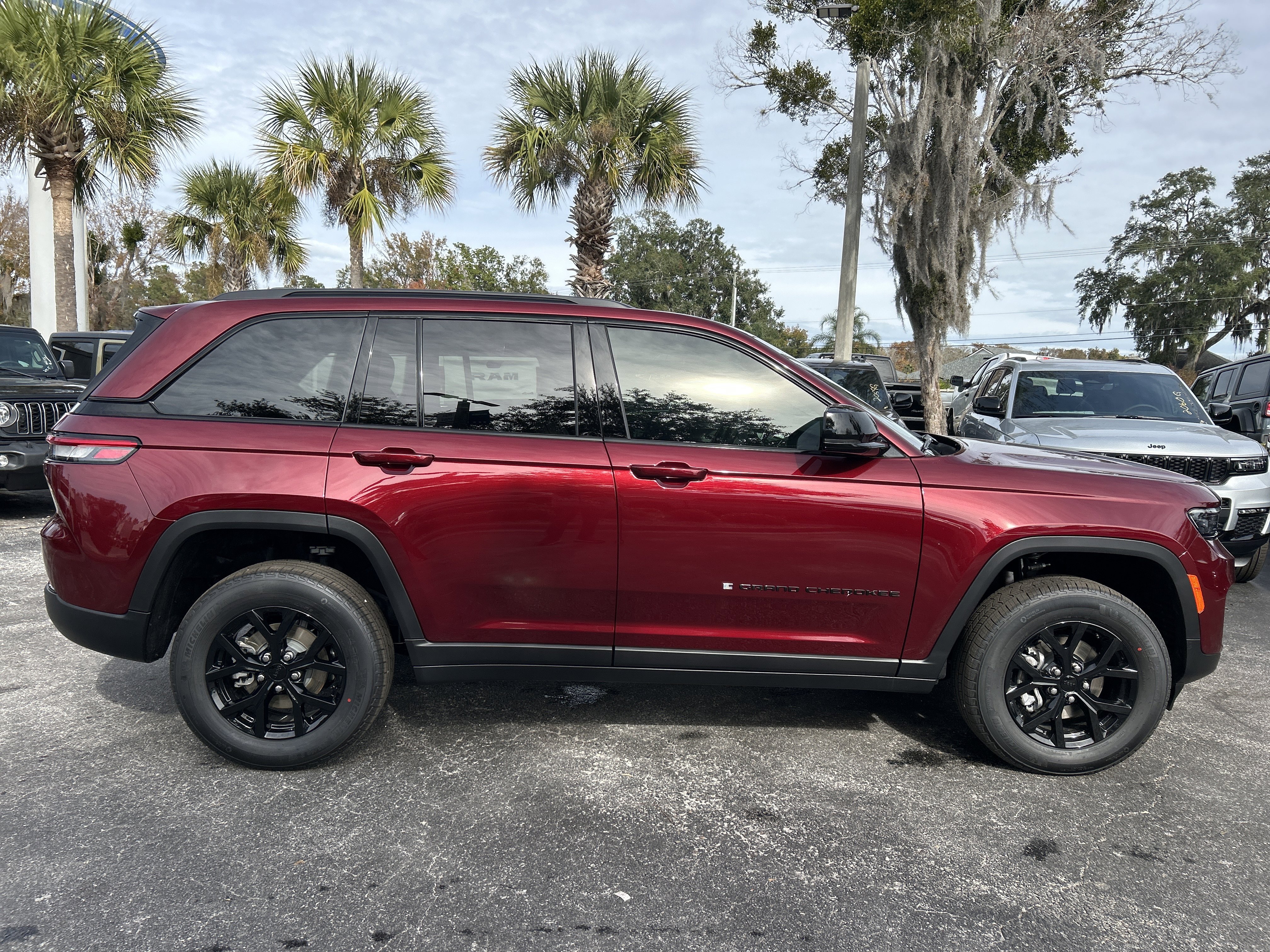 New 2025 Jeep Grand Cherokee Altitude image 10