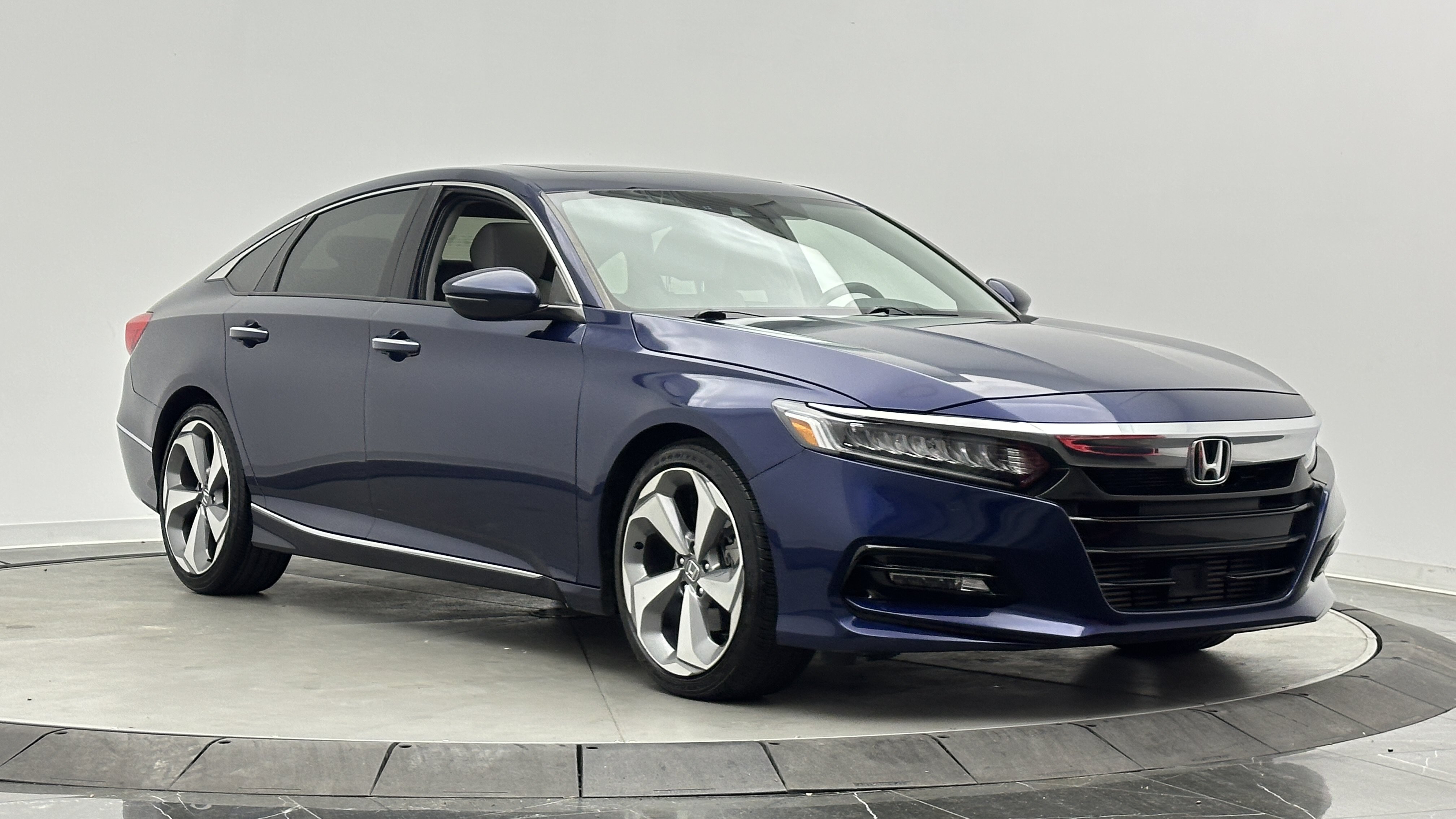 Used 2018 Honda Accord Touring image 3