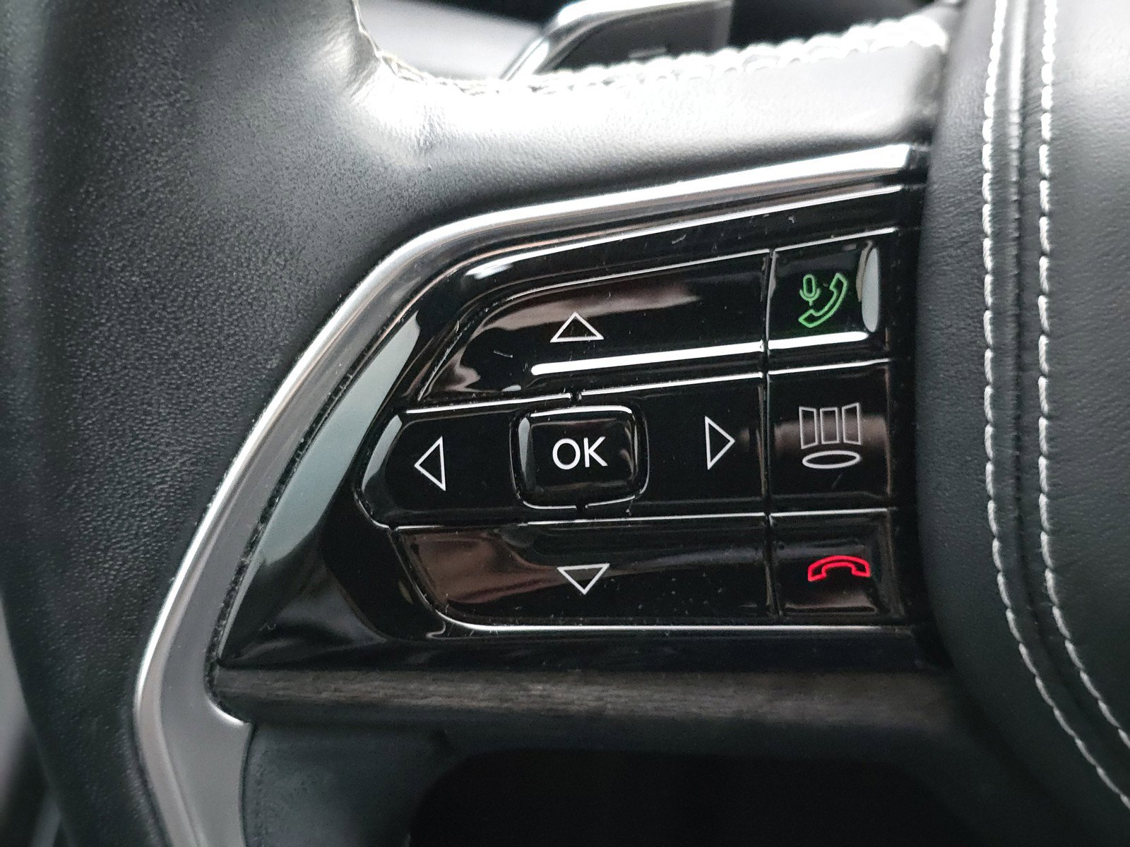 Used 2021 Jeep Grand Cherokee L Overland w/ Luxury Tech Group IV image 23