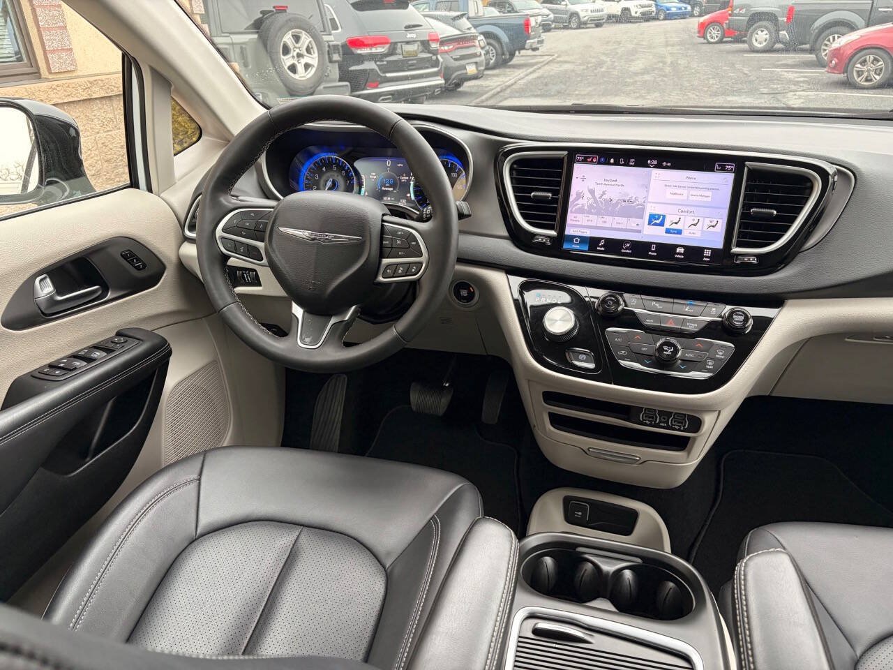 Used 2024 Chrysler Pacifica Touring-L FWD image 7