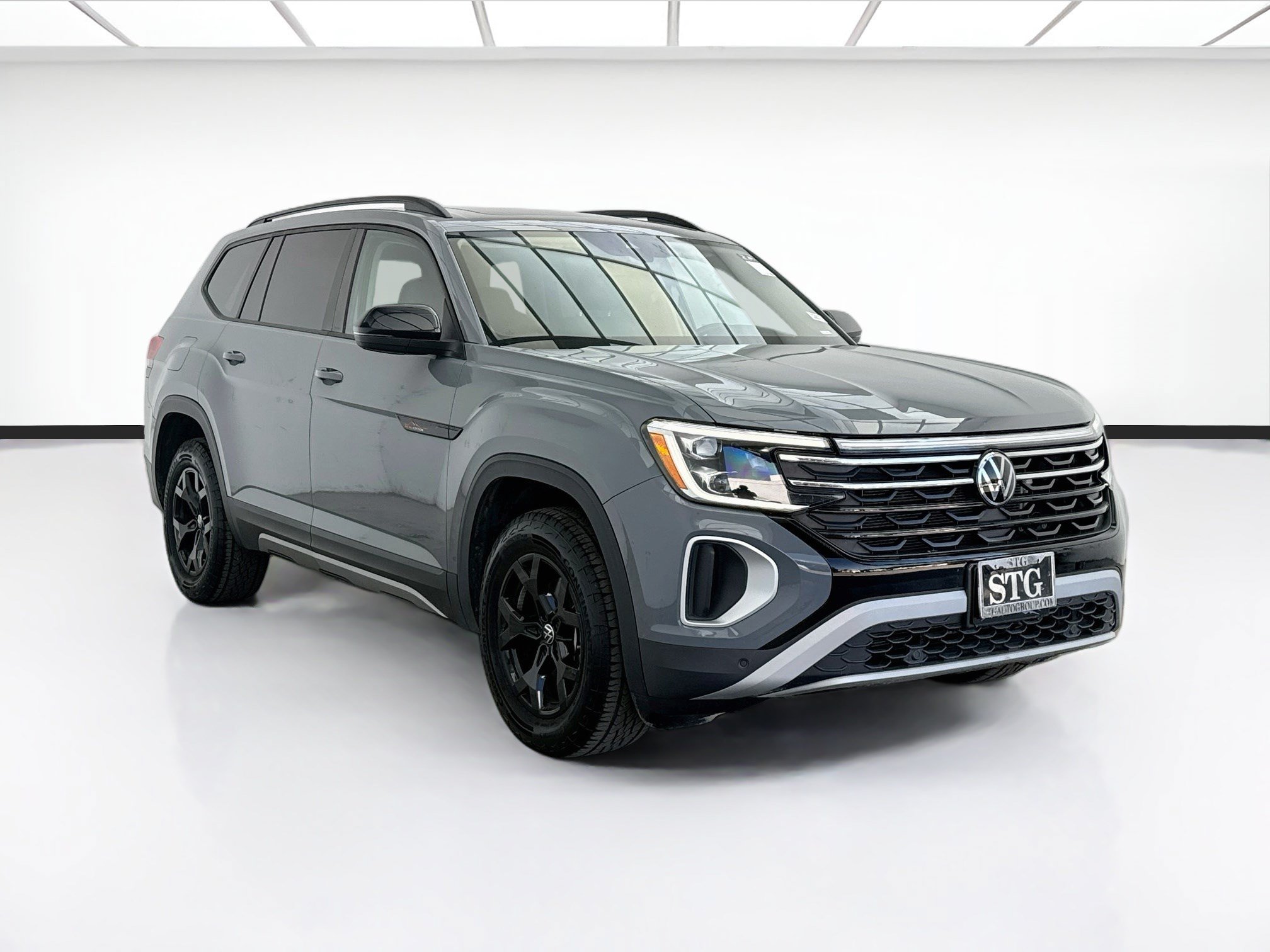 Used 2024 Volkswagen Atlas Peak Edition SE AWD/4WD image 3