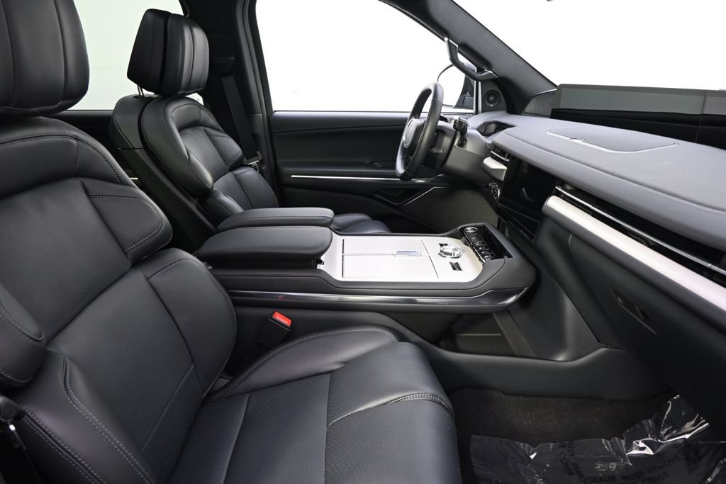 New 2026 Lincoln Navigator Reserve w/ Jet Appearance Package AWD/4WD image 16