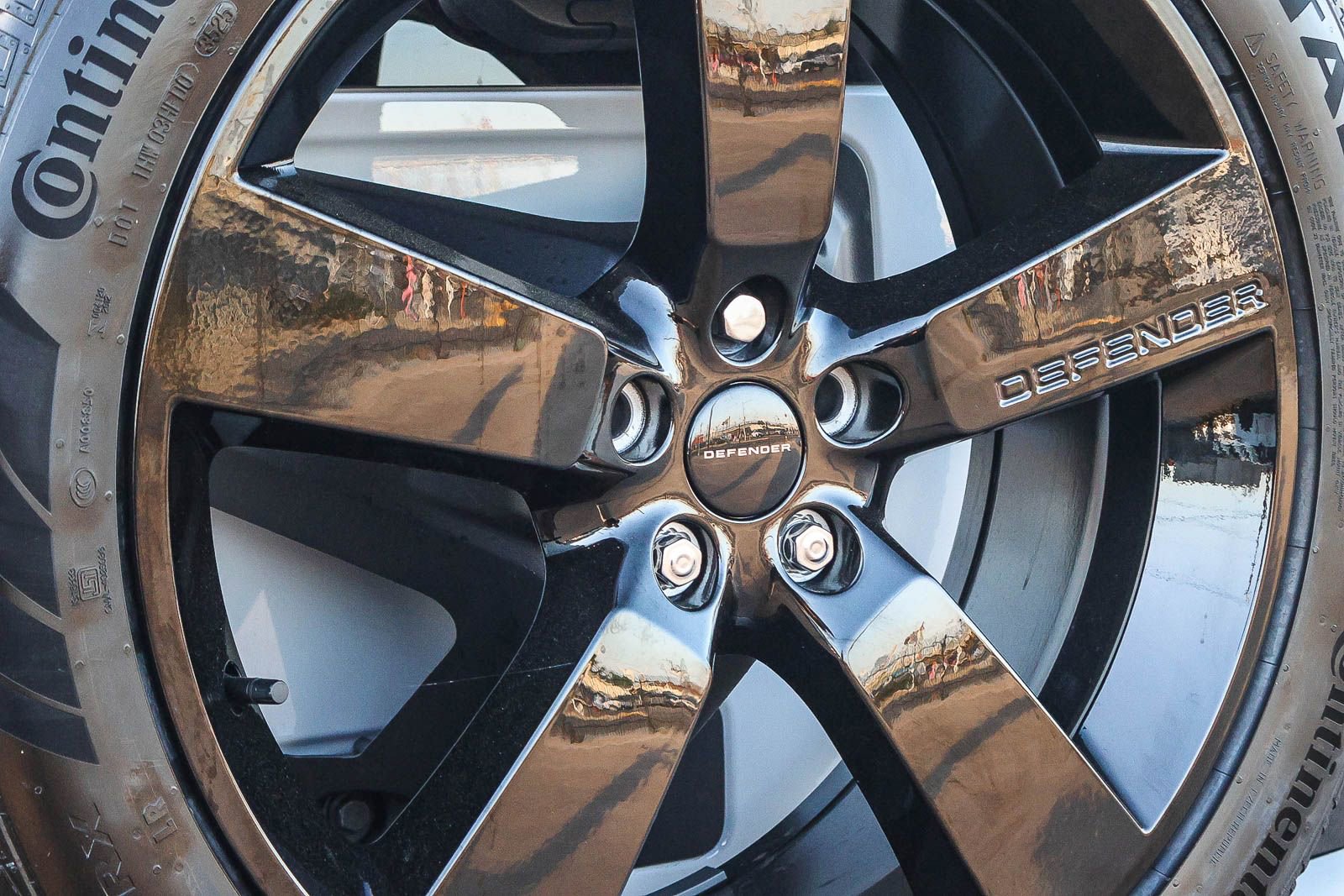 New 2026 Land Rover Defender 110 X-Dynamic SE image 12