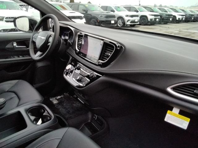 New 2026 Chrysler Pacifica Select AWD/4WD image 21