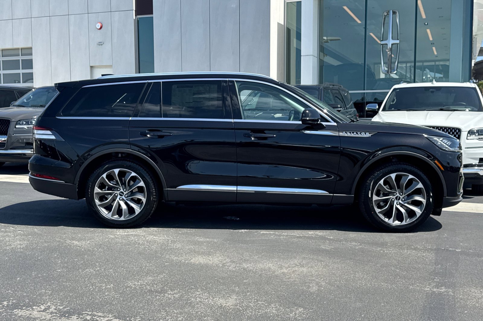 New 2025 Lincoln Aviator Reserve image 2