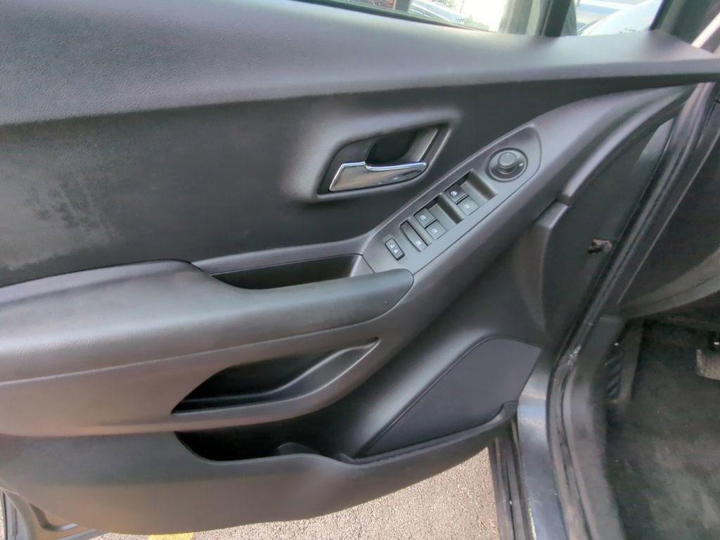 Used 2020 Chevrolet Trax LS AWD/4WD image 8