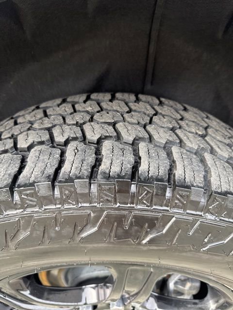 Used 2023 GMC Acadia AT4 w/ Technology Package image 12