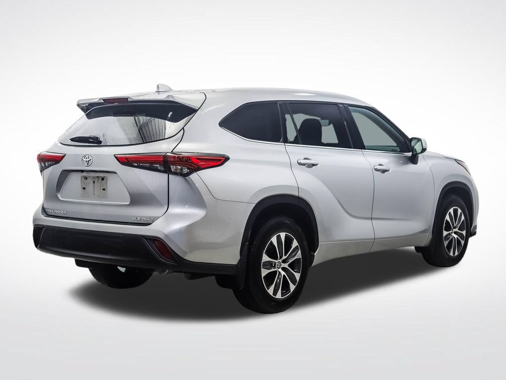 Used 2022 Toyota Highlander XLE AWD/4WD image 5