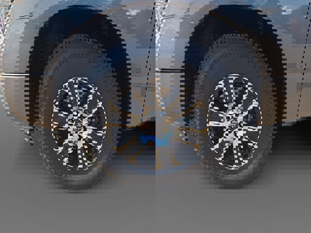 Used 2023 Nissan Titan SV image 9