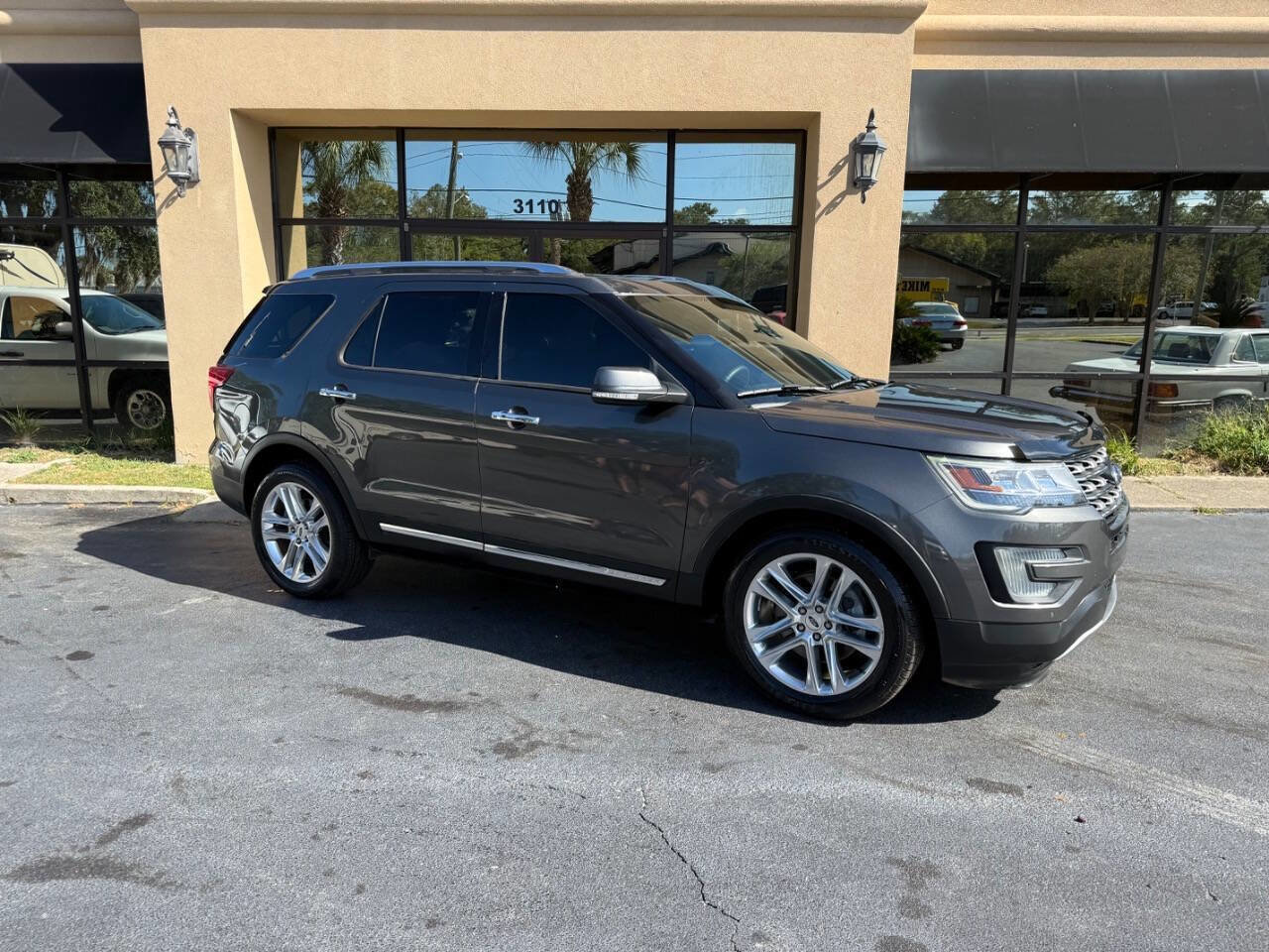Used 2016 Ford Explorer Limited image 2