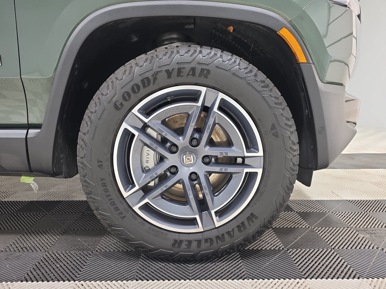 Used 2025 Rivian R1S Adventure Dual AWD/4WD image 11