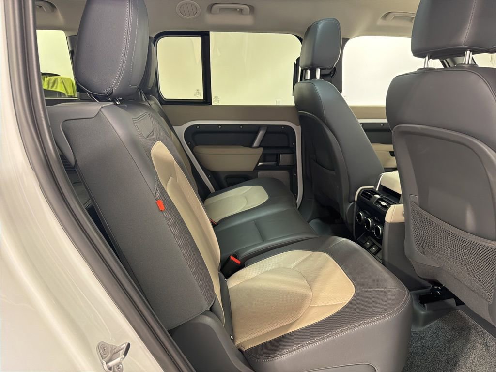 Used 2024 Land Rover Defender 130 X-Dynamic SE image 28