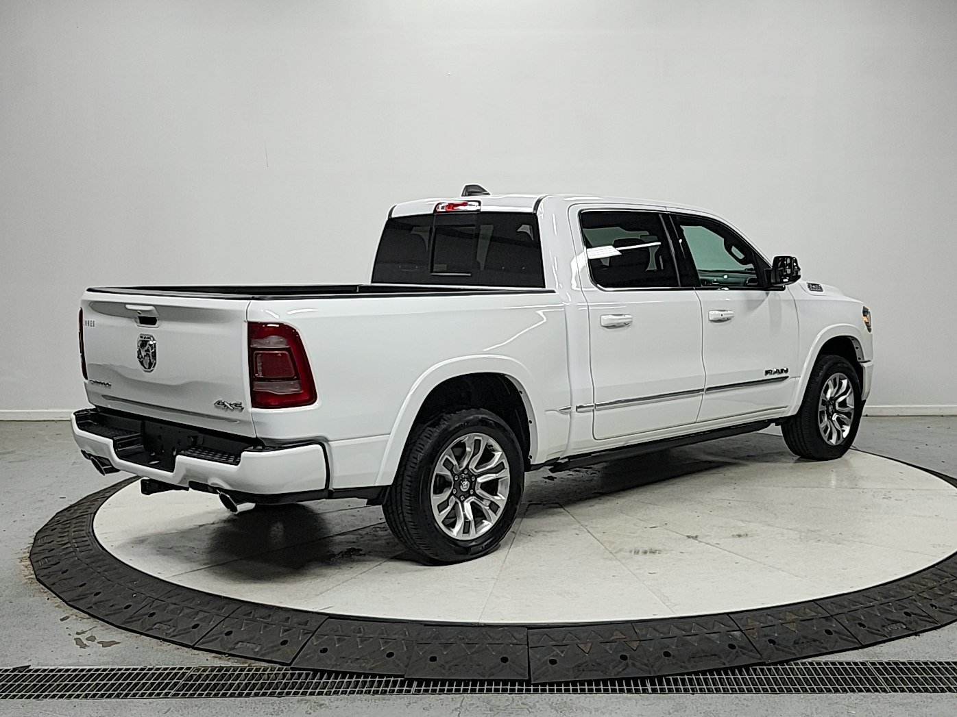 Used 2023 RAM 1500 Limited w/ Body Color Bumper Group AWD/4WD image 15