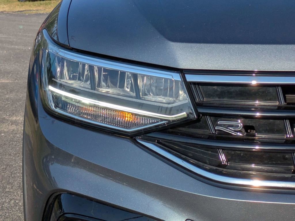 Used 2023 Volkswagen Tiguan SE R-Line FWD image 10