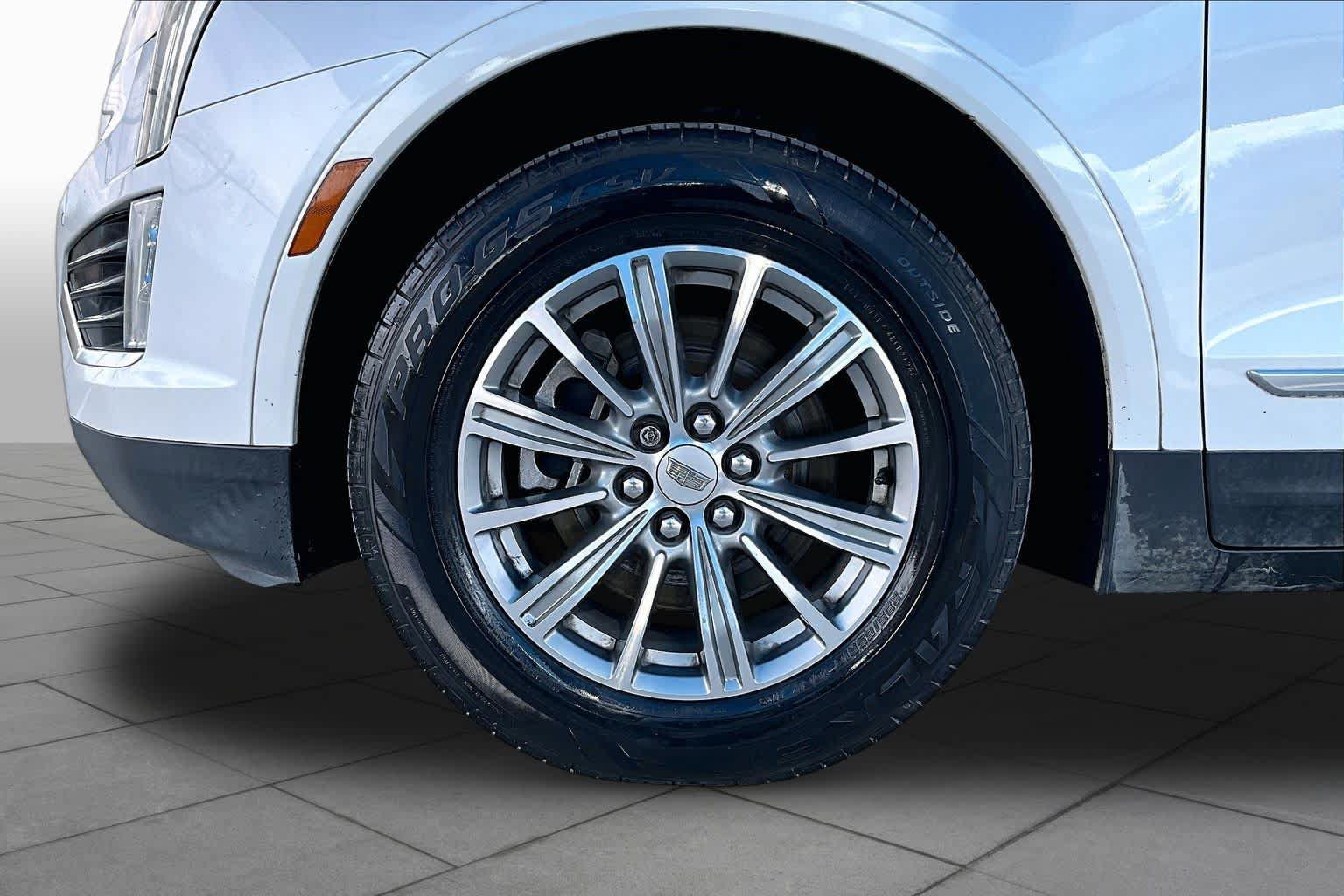 Used 2017 Cadillac XT5 Luxury w/ Driver Awareness Package FWD image 9
