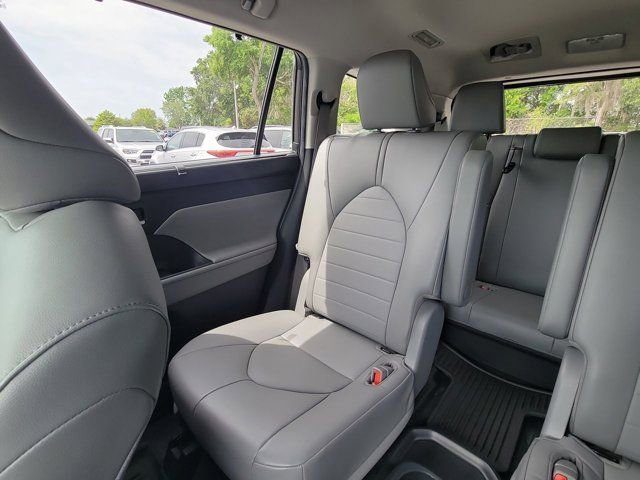 Used 2022 Toyota Highlander XLE image 4