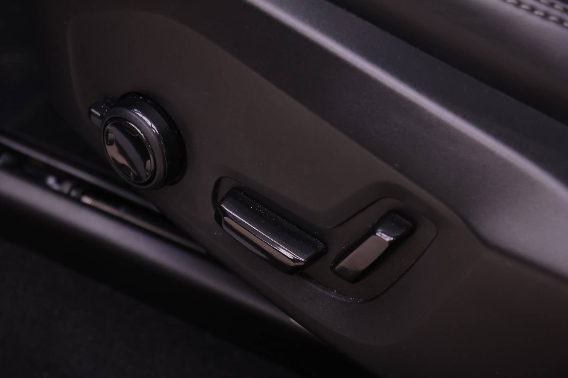 Certified 2023 Volvo XC60 B5 Ultimate w/ Protection Package Premier image 21