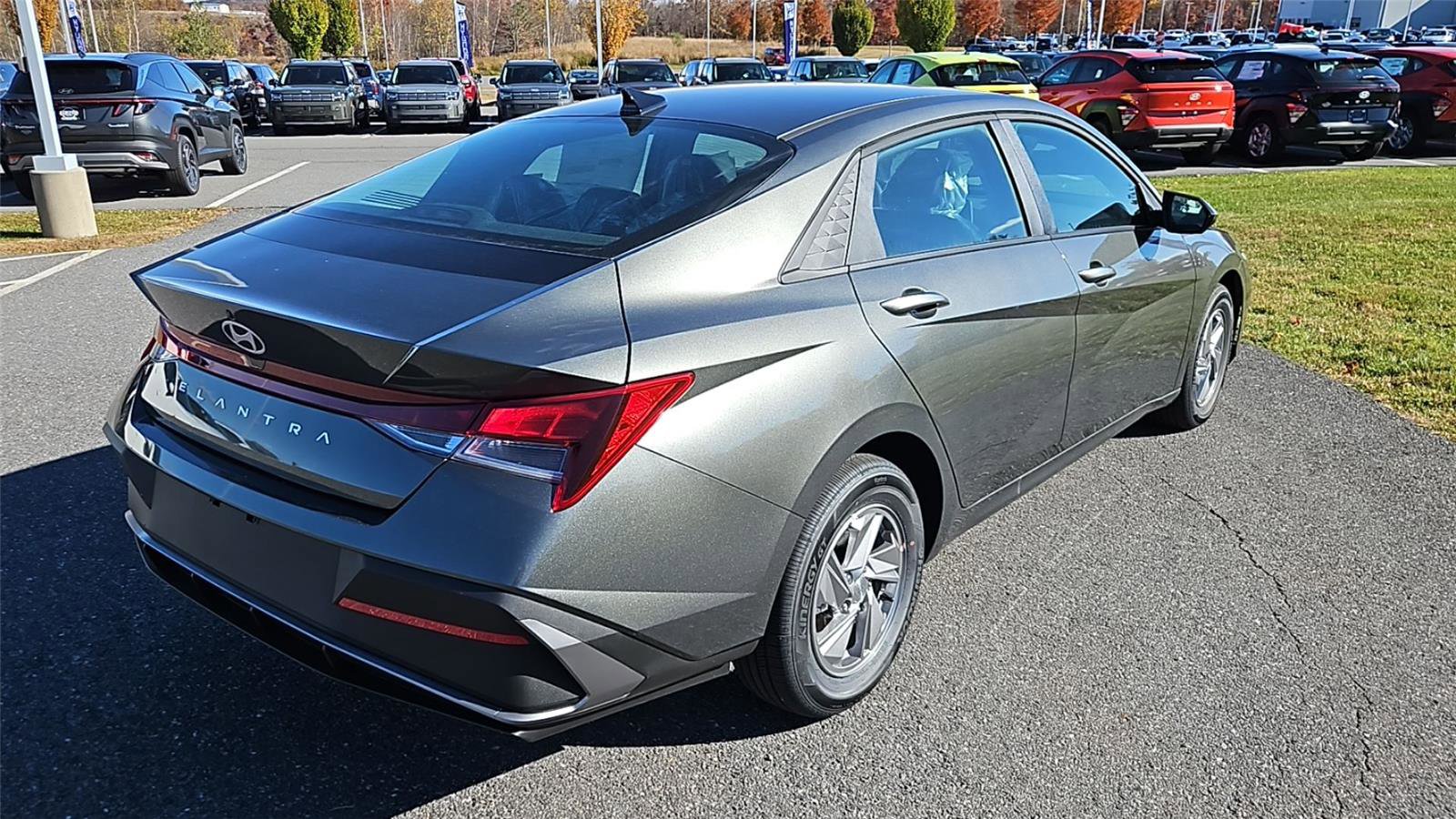 New 2025 Hyundai Elantra SE image 7