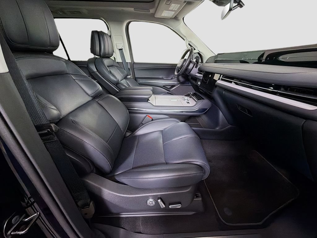 Used 2026 Lincoln Navigator L Reserve AWD/4WD image 32