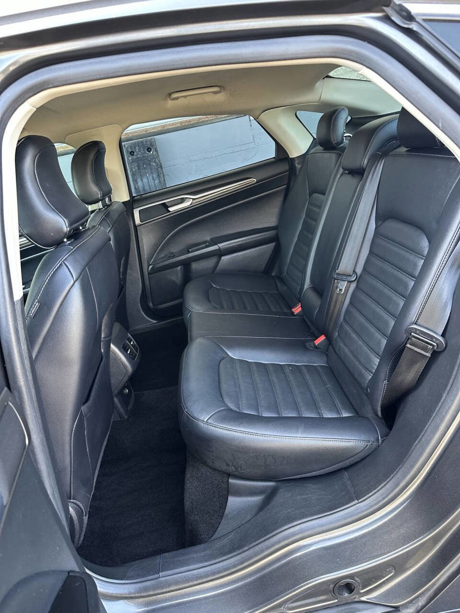 Used 2018 Ford Fusion SE w/ Fusion SE Technology Package FWD image 8