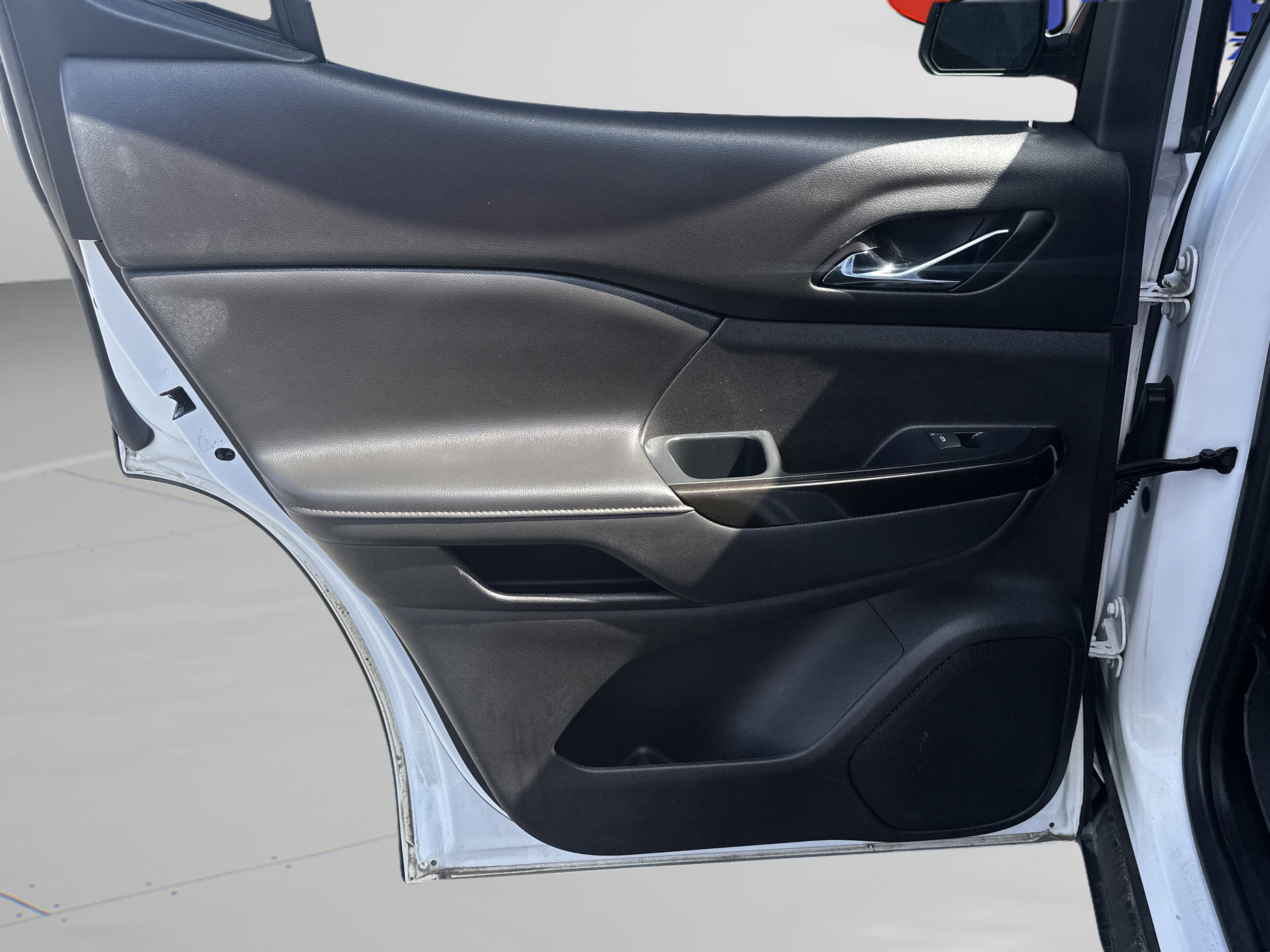 Used 2022 GMC Acadia AT4 w/ Technology Package image 9