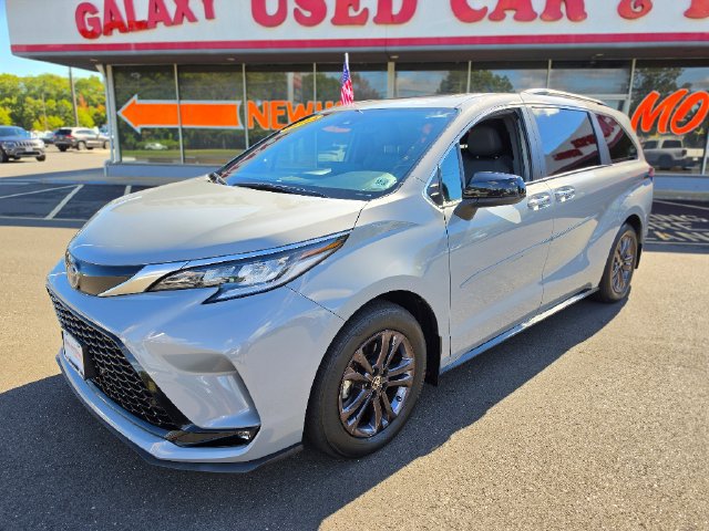 Used 2024 Toyota Sienna XSE w/ XSE Plus Package AWD/4WD image 3