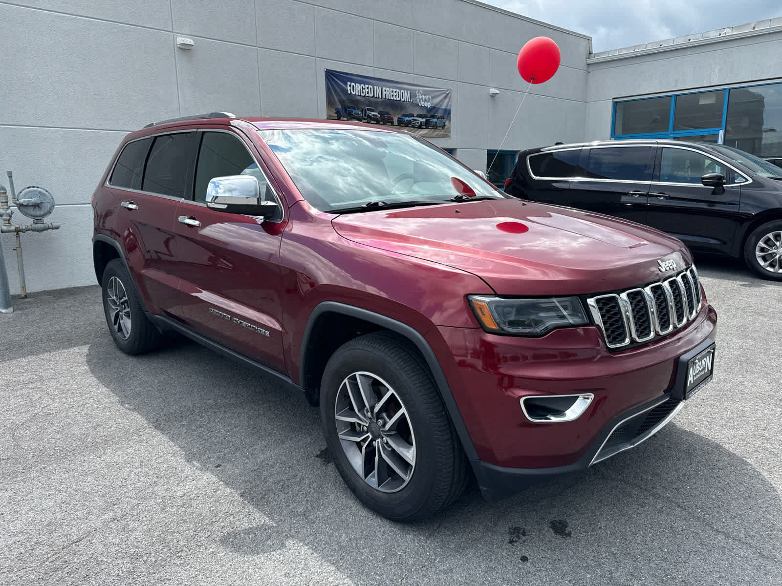 Used 2019 Jeep Grand Cherokee Limited w/ Luxury Group II AWD/4WD image 2