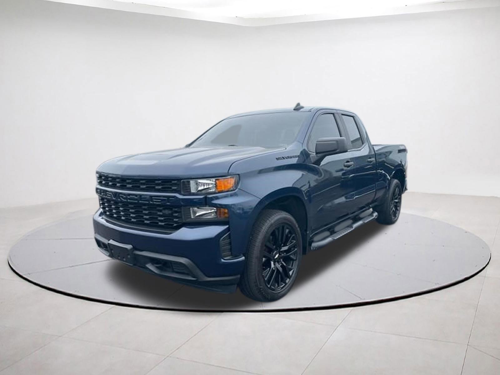 Used 2020 Chevrolet Silverado 1500 Custom w/ Custom Value Package AWD/4WD image 3