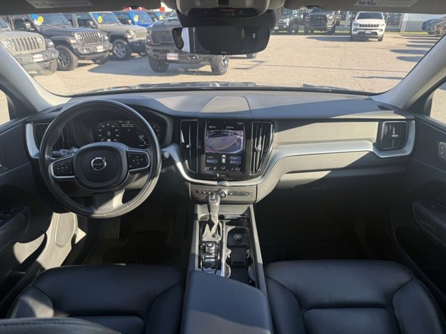 Used 2018 Volvo XC60 T6 Momentum w/ Convenience Package image 3