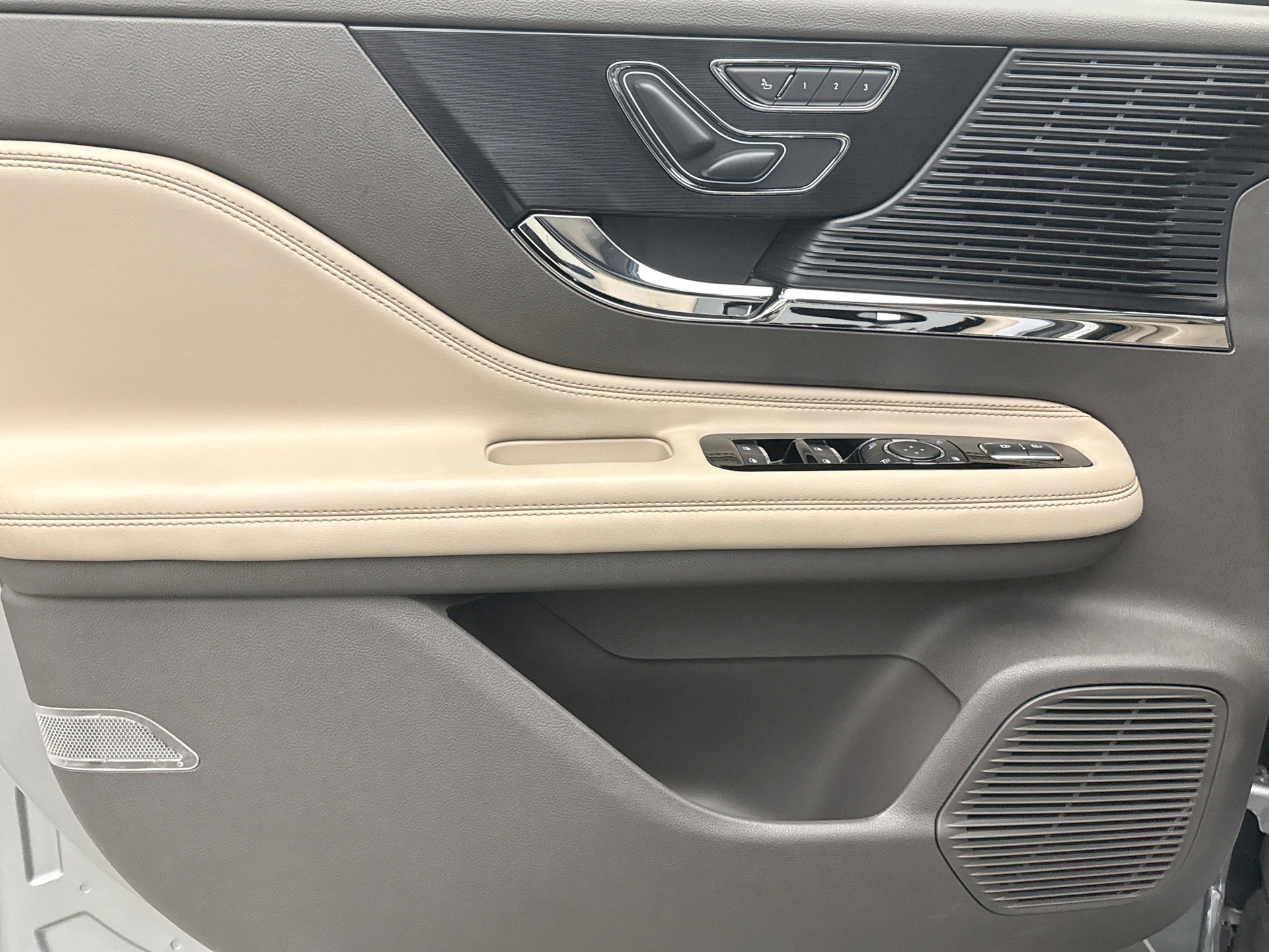 Used 2022 Lincoln Corsair AWD w/ Equipment Group 101A image 9