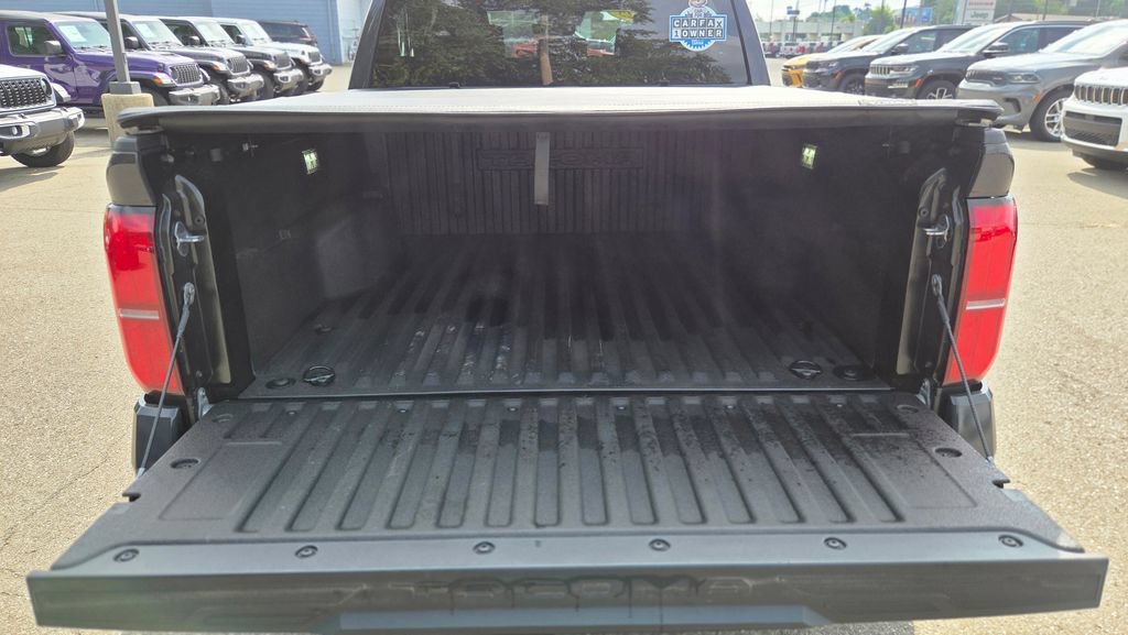 Used 2025 Toyota Tacoma SR5 AWD/4WD image 10