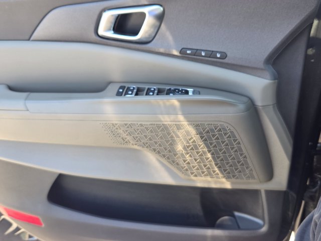 Used 2025 Kia Carnival EX FWD image 26