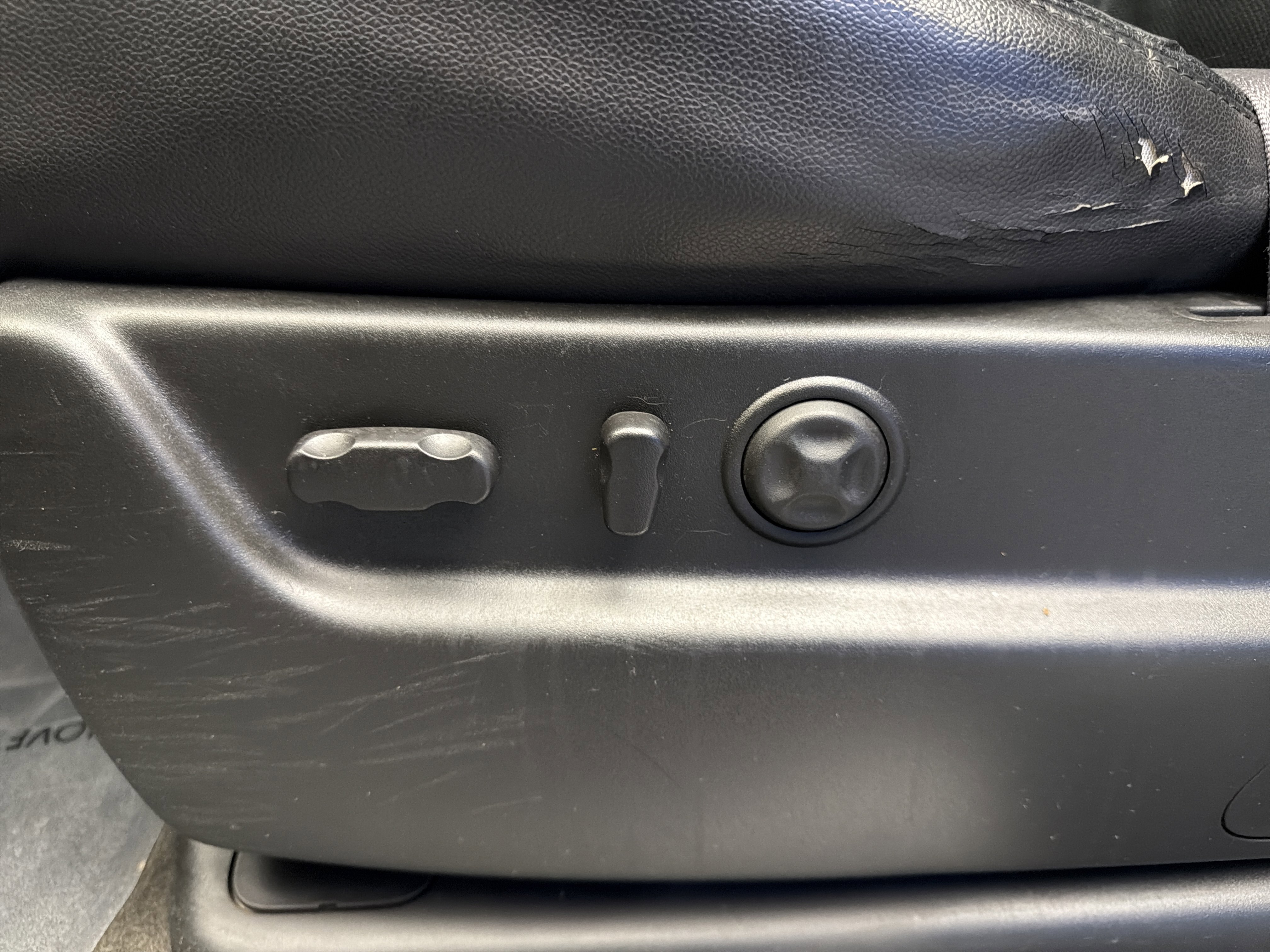 Used 2011 Chevrolet Avalanche LTZ AWD/4WD image 12