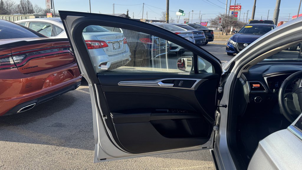 Used 2018 Ford Fusion SE w/ Fusion SE Technology Package image 14