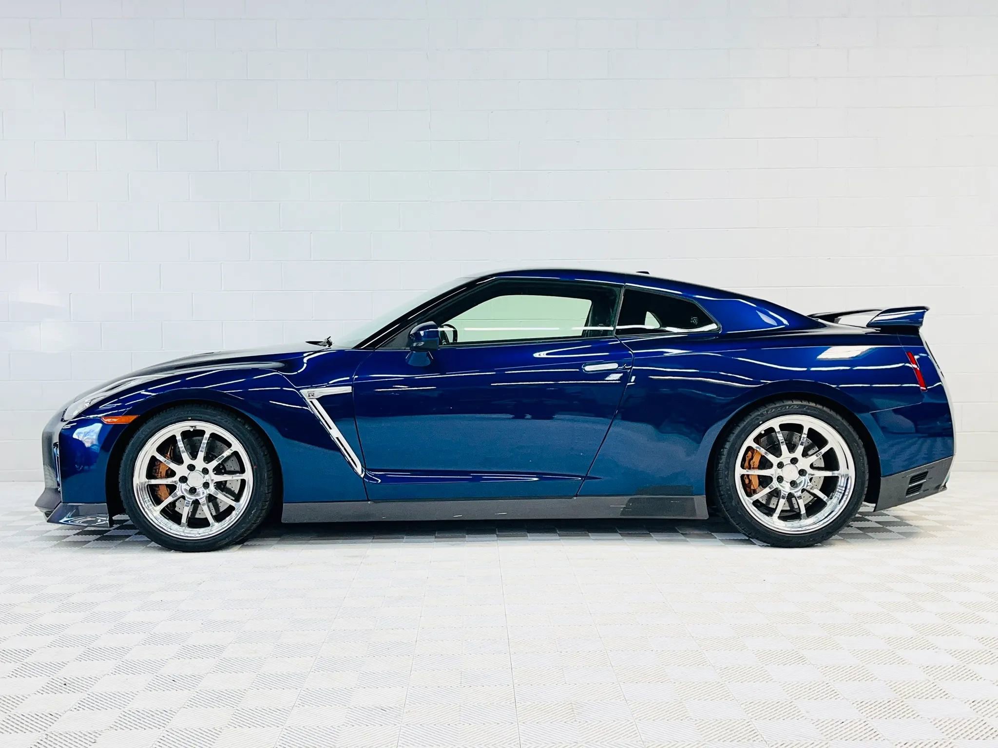Used 2015 Nissan GT-R Premium image 2