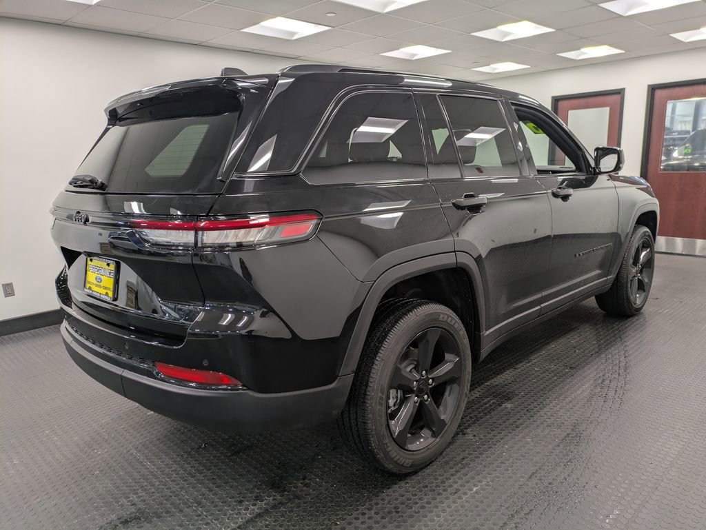 Used 2025 Jeep Grand Cherokee Altitude image 4