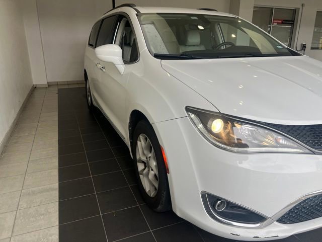 Used 2017 Chrysler Pacifica Touring-L FWD image 4