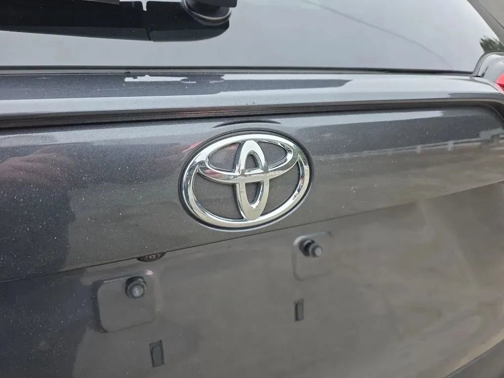 Used 2021 Toyota RAV4 XLE Premium image 10