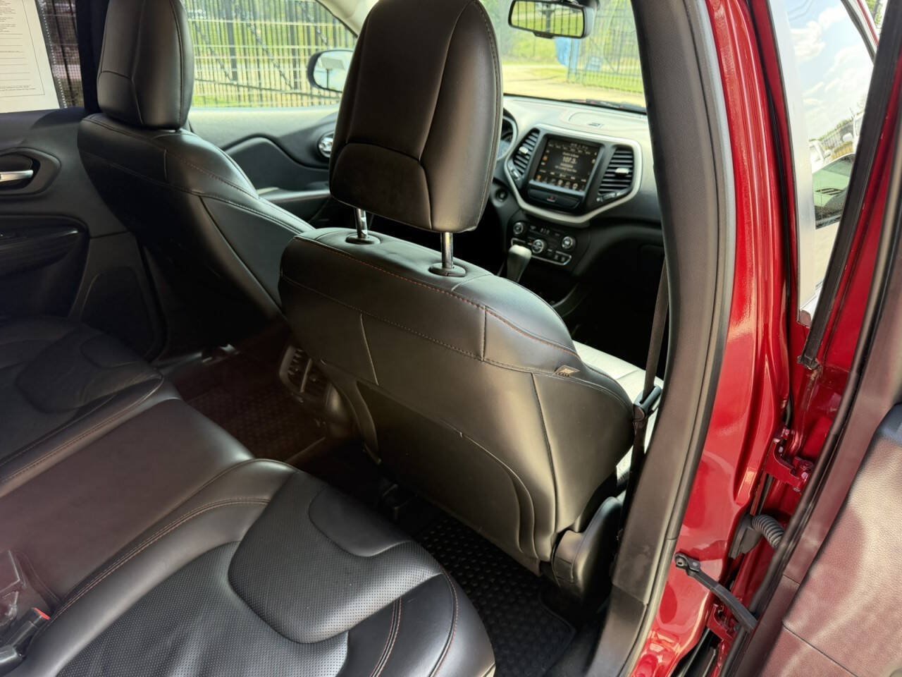 Used 2017 Jeep Cherokee Trailhawk AWD/4WD image 13