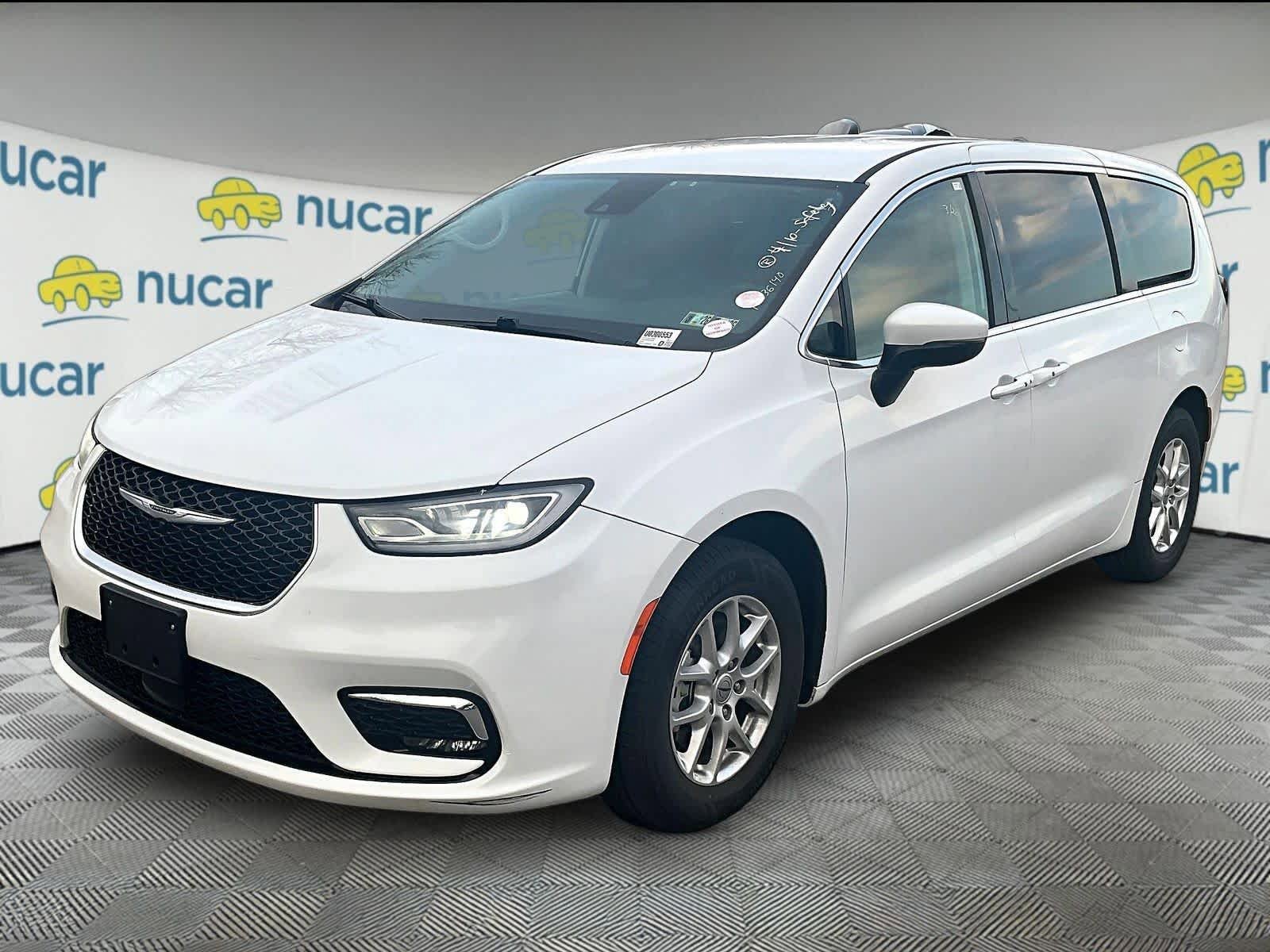 Used 2023 Chrysler Pacifica Touring-L FWD image 2