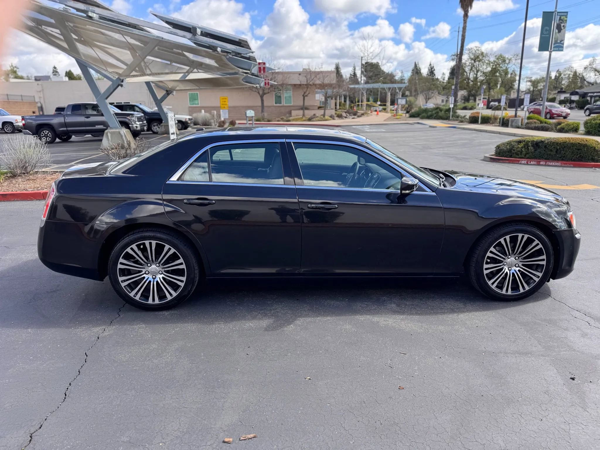 Used 2014 Chrysler 300 w/ Driver Convenience Group image 8