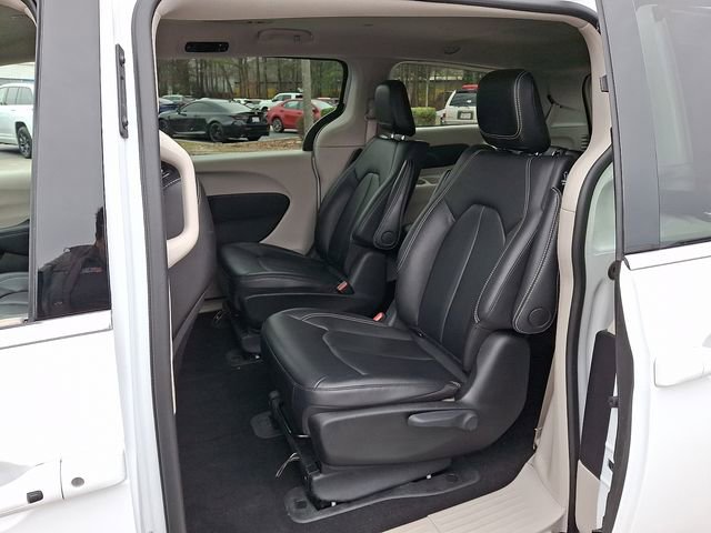 Used 2024 Chrysler Pacifica Select image 13