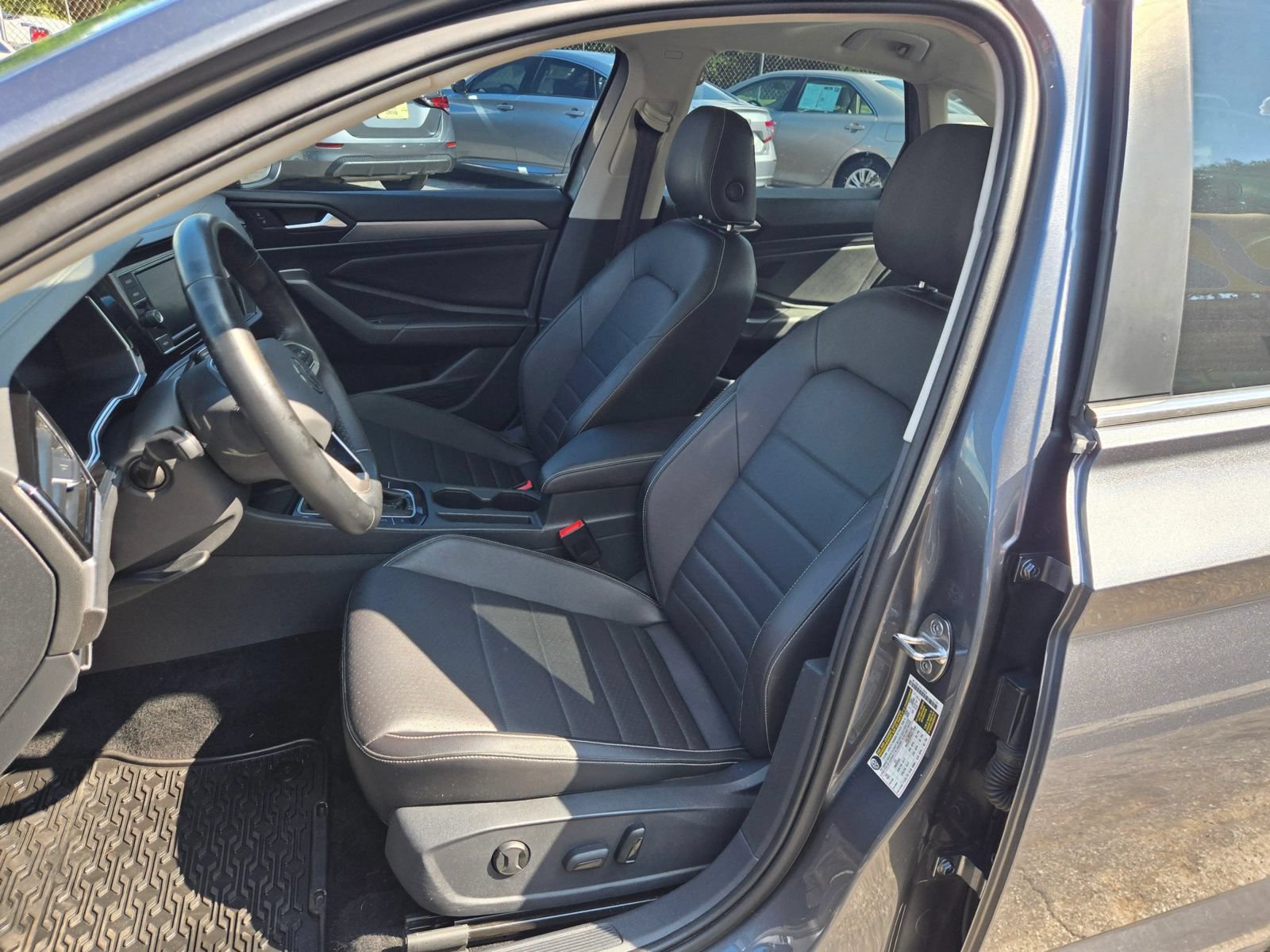 Used 2023 Volkswagen Jetta SE w/ Panoramic Sunroof Package FWD image 6