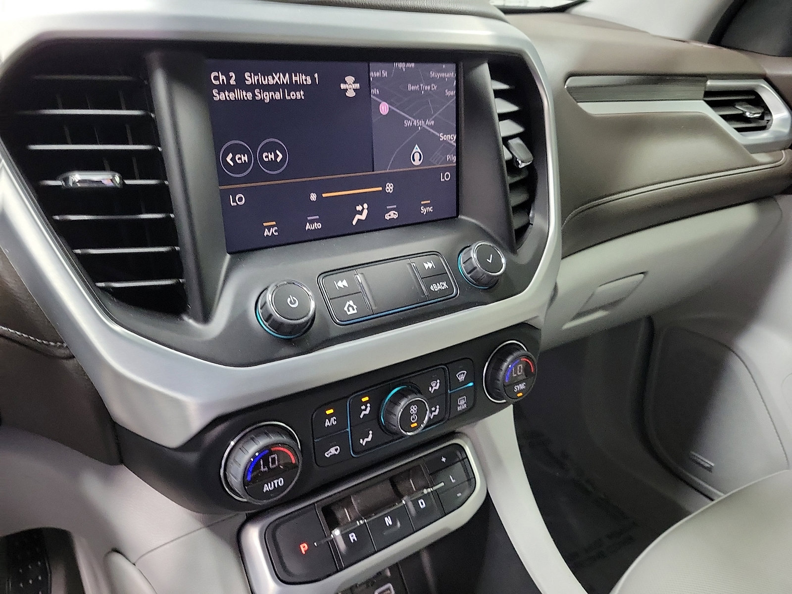 Used 2020 GMC Acadia SLT w/ Driver Alert Package II image 17