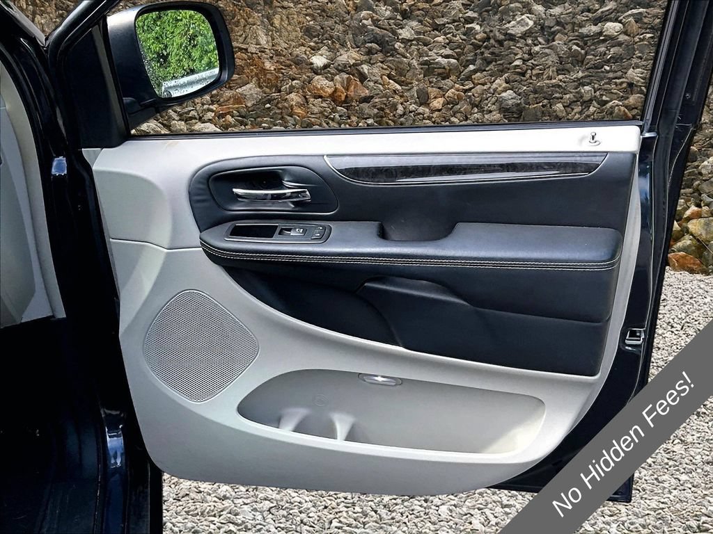 Used 2014 Chrysler Town & Country Touring-L w/ Driver Convenience Group FWD image 20